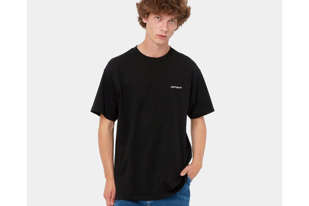 Musta S/S SCRIPT EMBROIDERY T-SHIRT