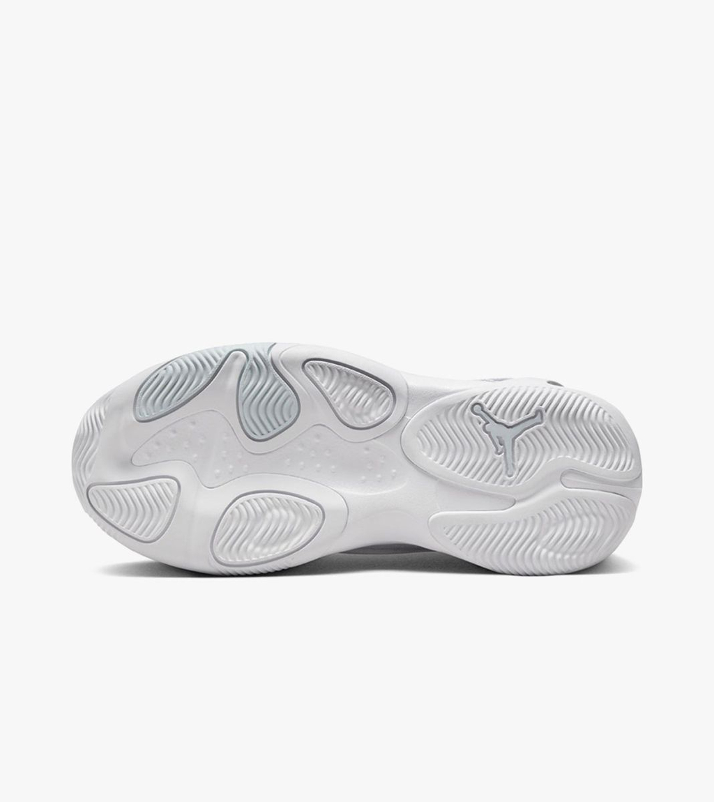Valge Jordan max aura 4 gs