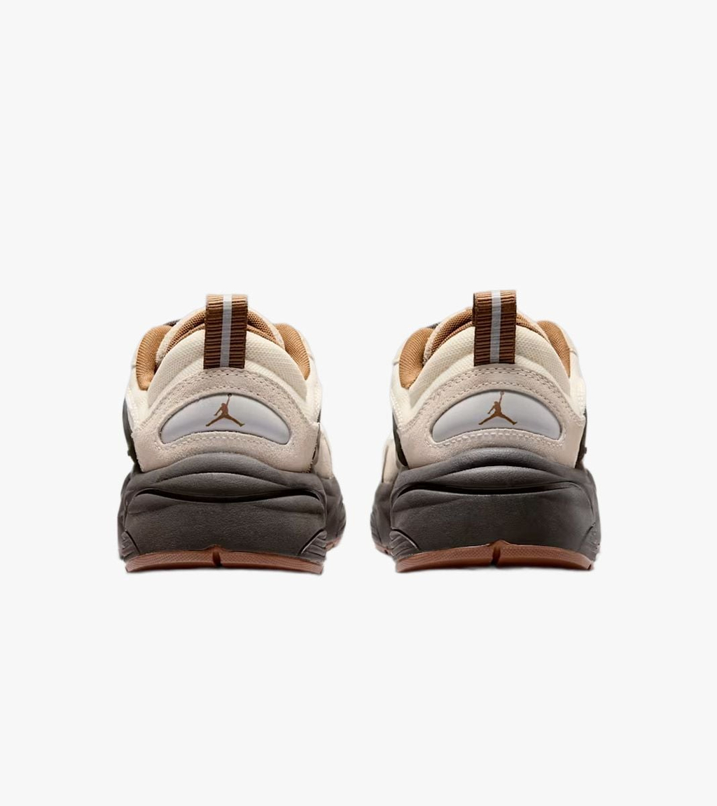 Beige Wmns jordan trunner o/s