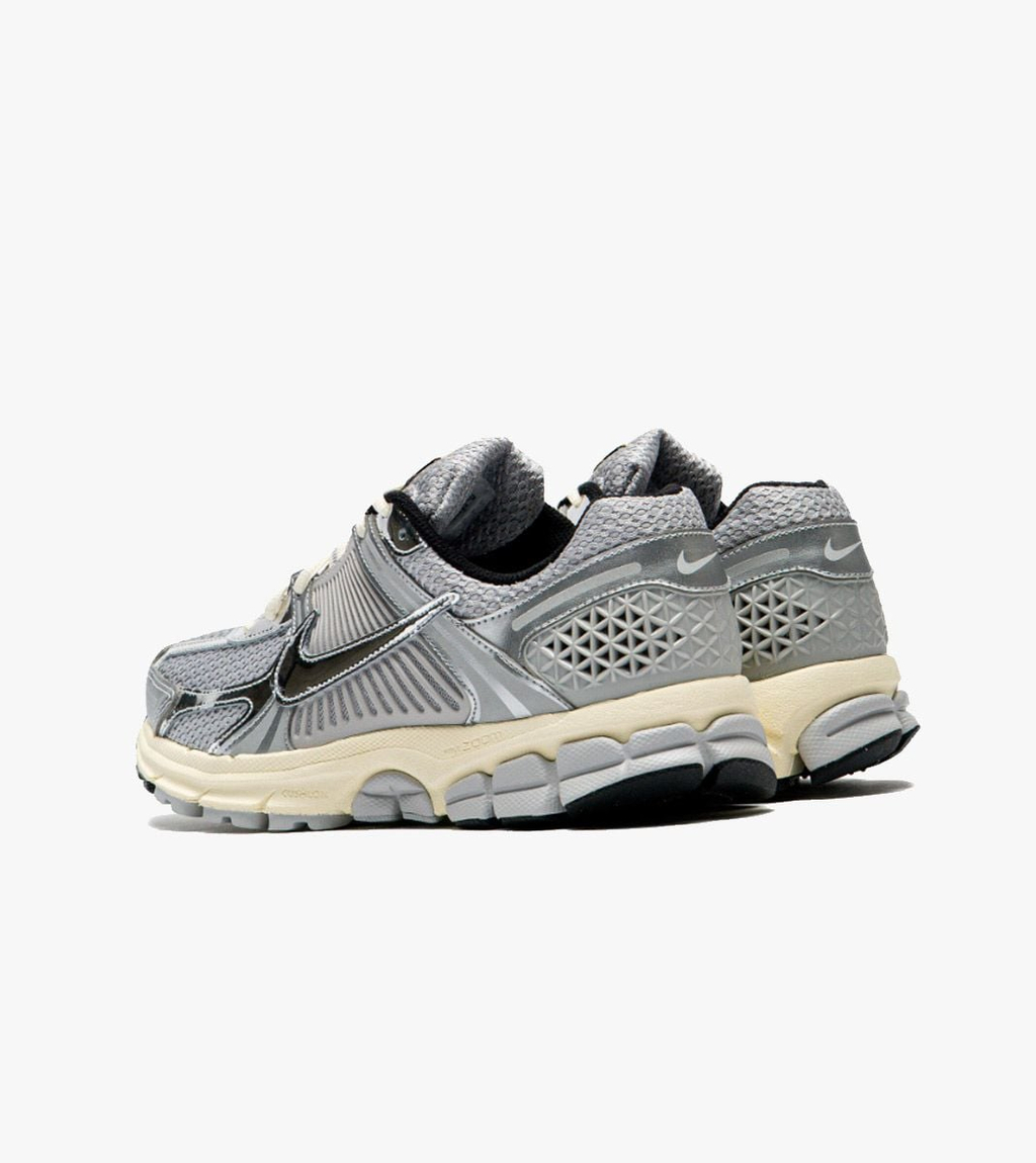 Pelēka NIKE ZOOM VOMERO 5