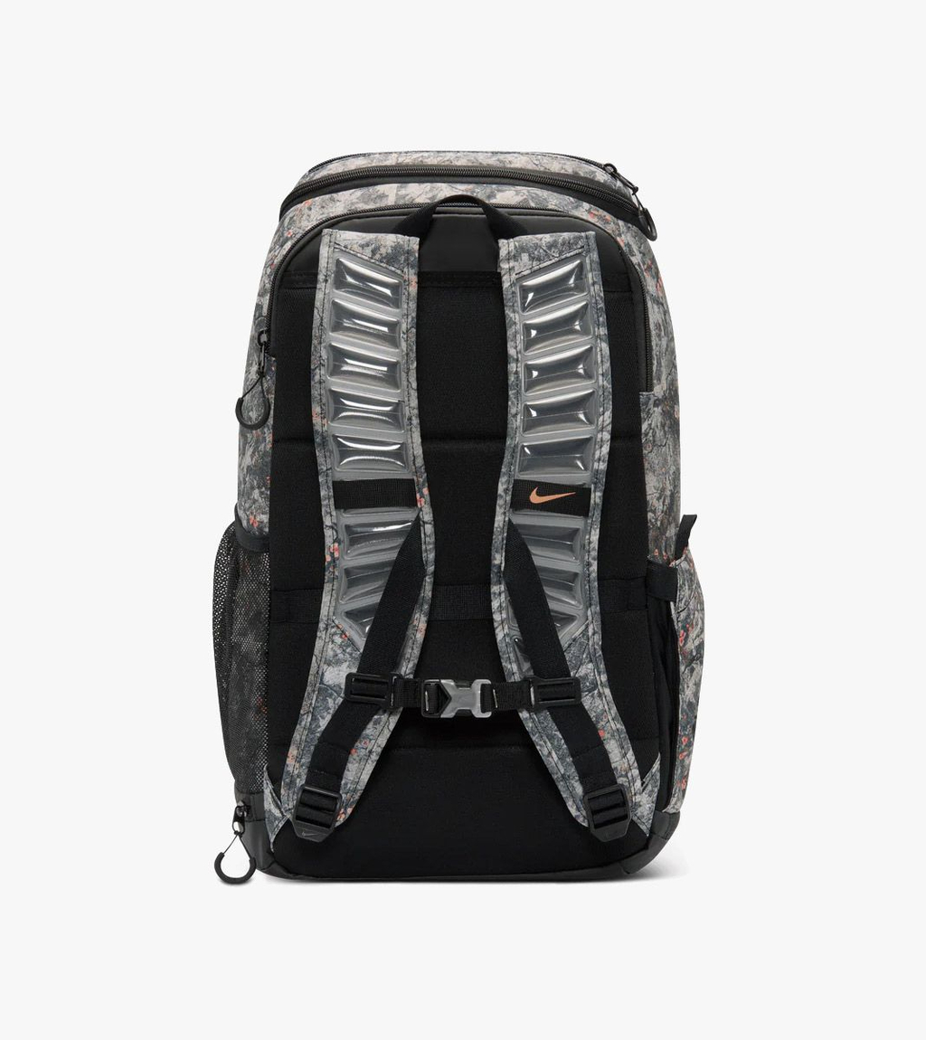 Beige Nk varsity elite bkpk-aop su26