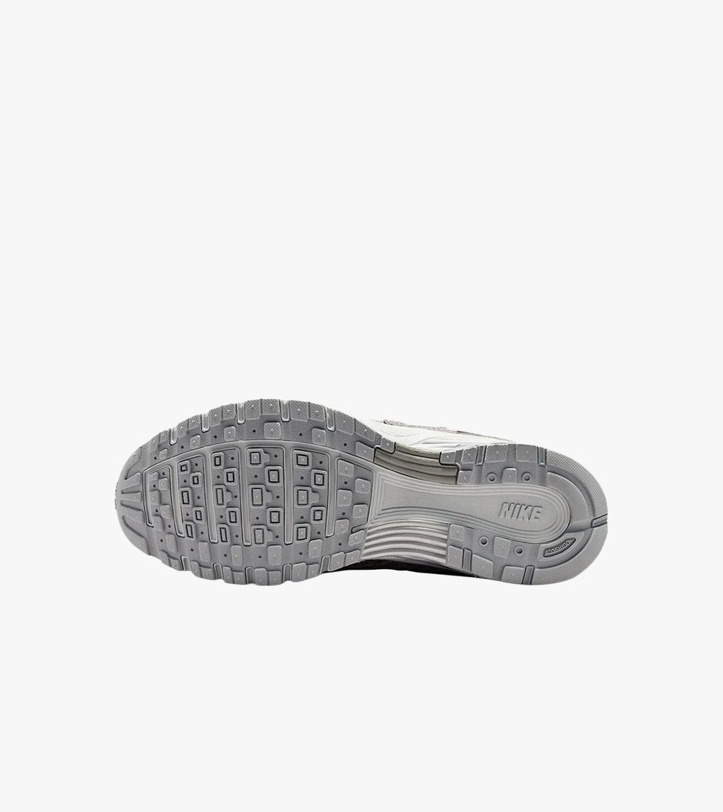 Juoda W nike p-6000 se