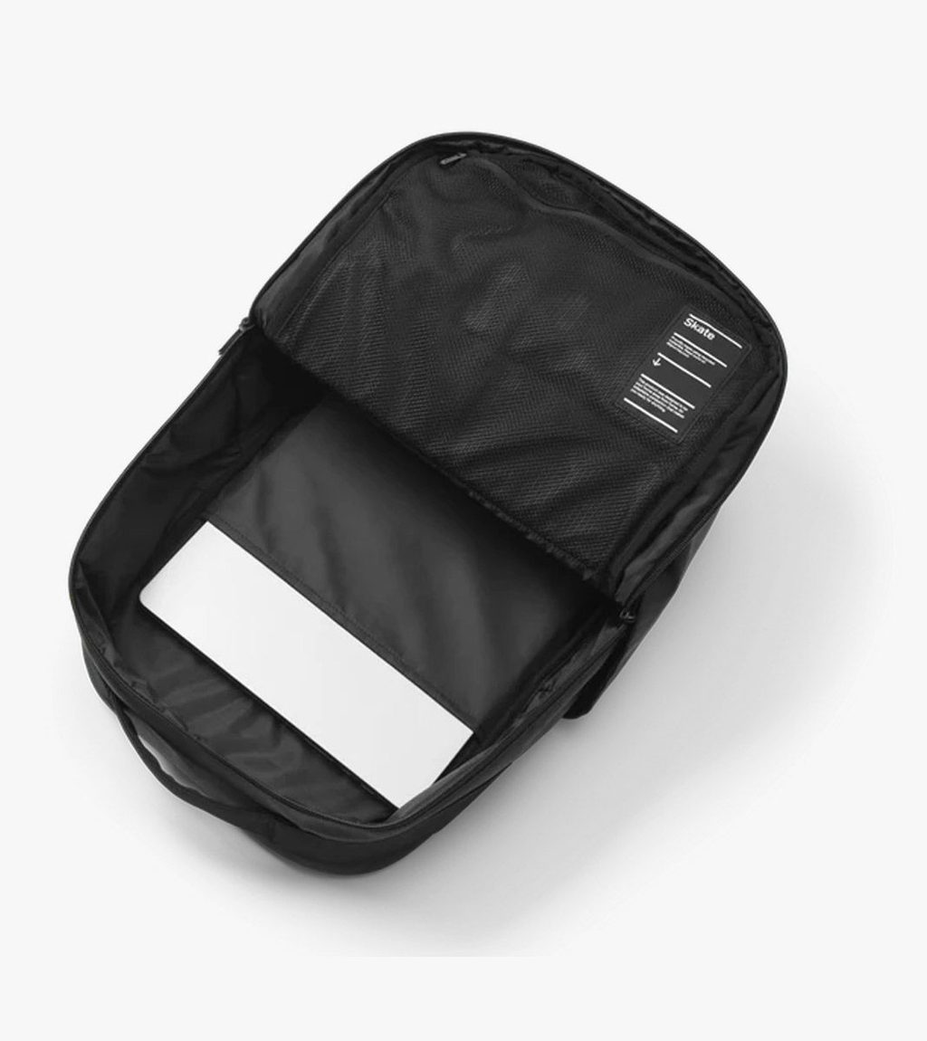 Musta DB SKATEBOARD DAYPACK 20L