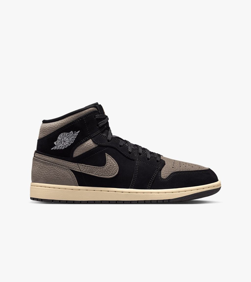 Black AIR JORDAN 1 MID SE