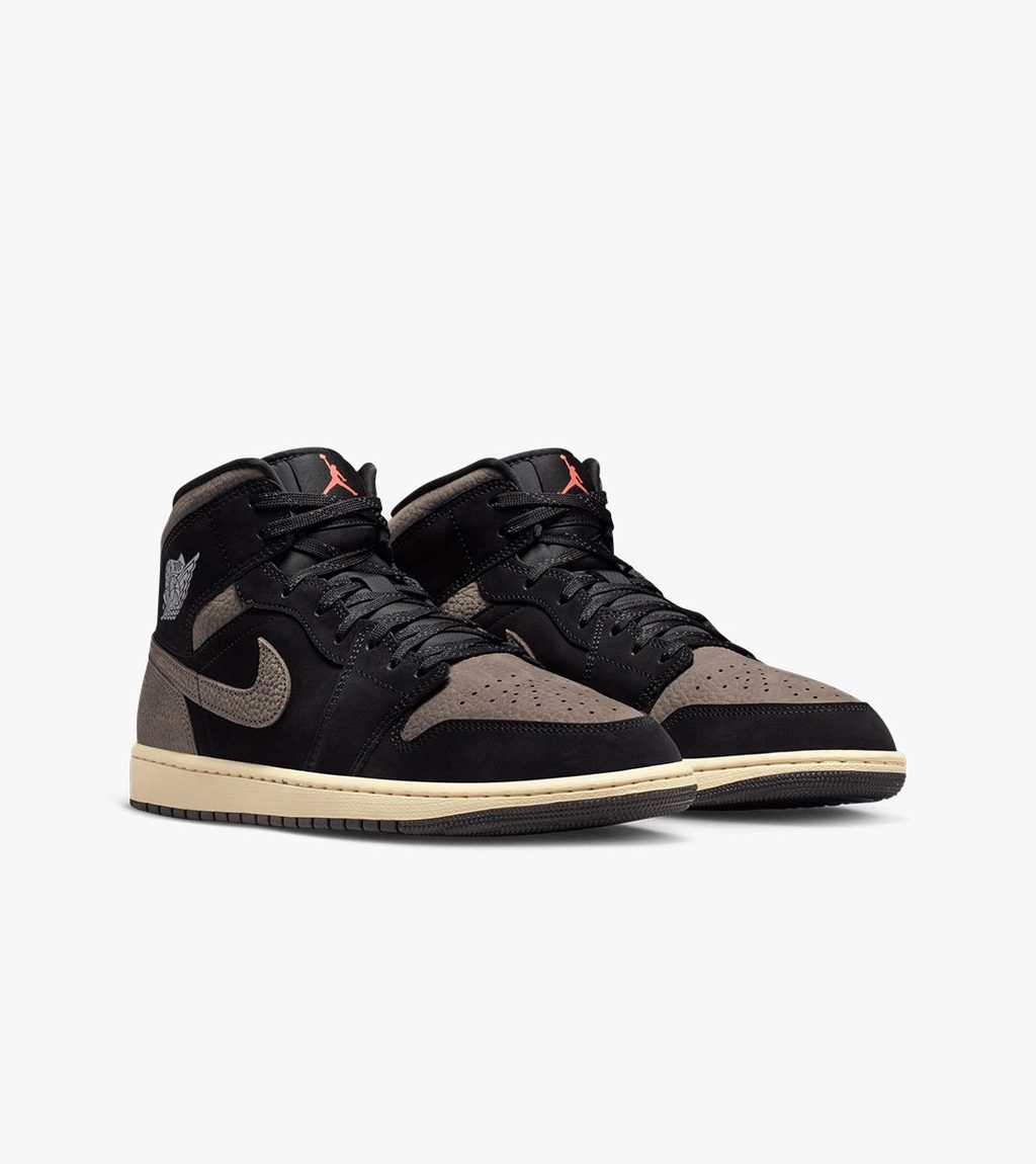 Black AIR JORDAN 1 MID SE