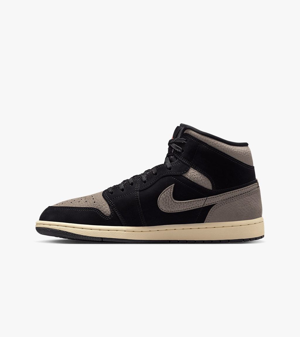 Black AIR JORDAN 1 MID SE