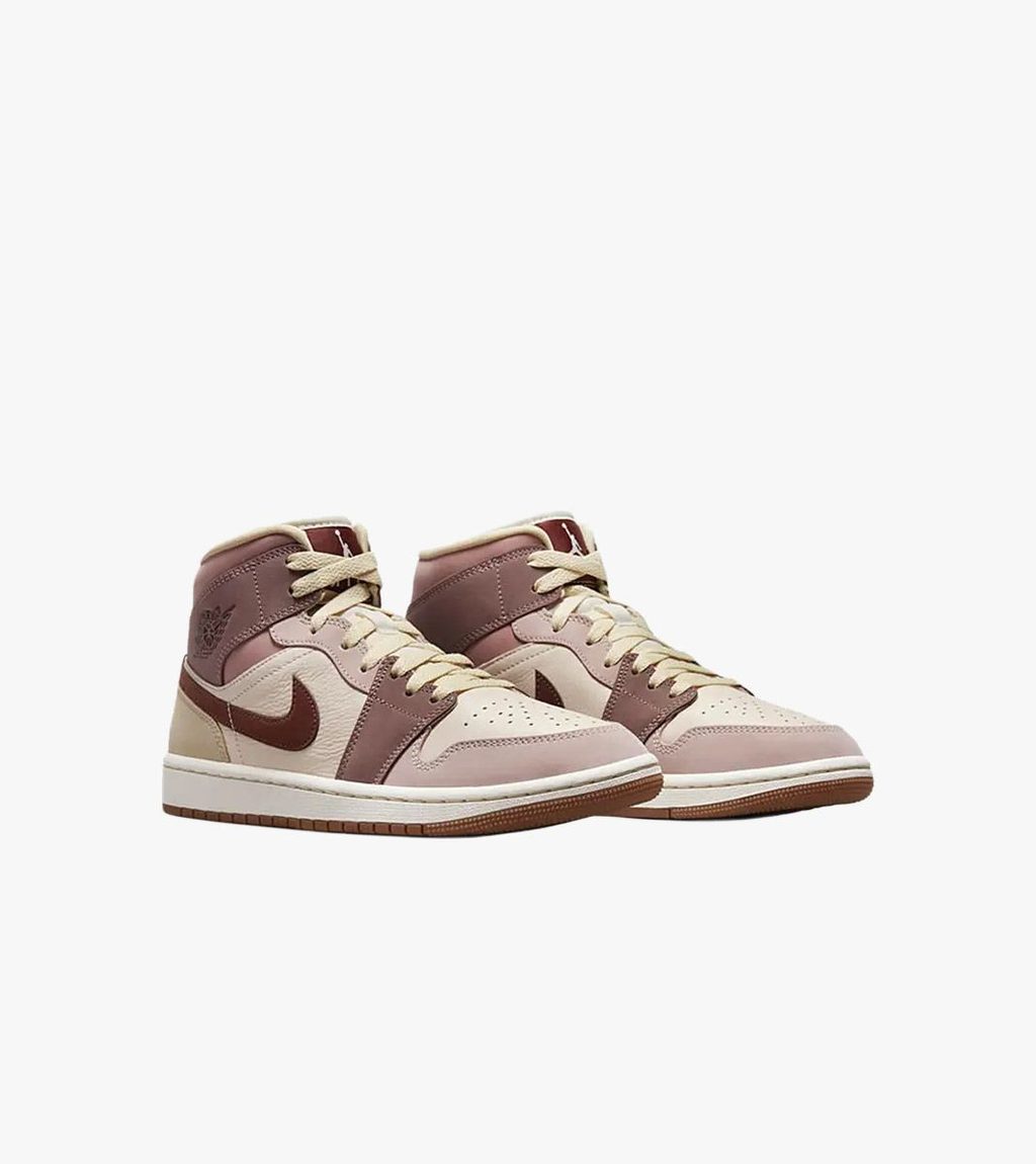 Oranssi WMNS AIR JORDAN 1 MID SE