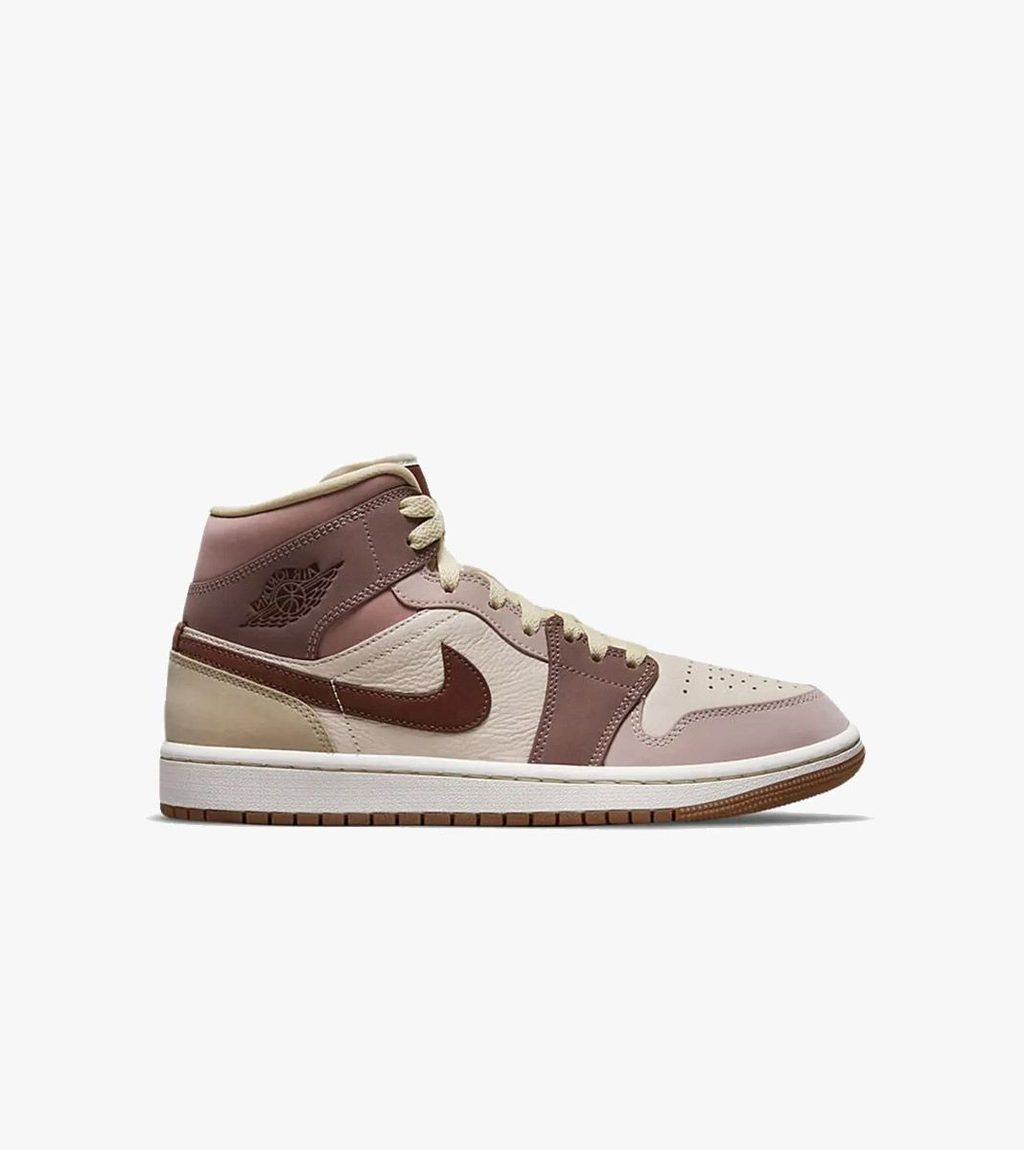 Oranssi WMNS AIR JORDAN 1 MID SE