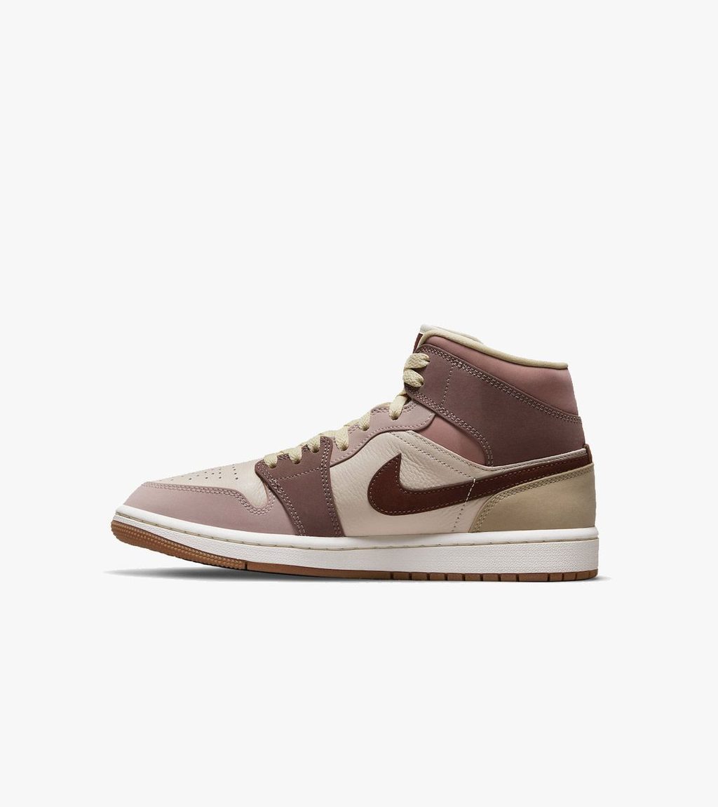 Oranssi WMNS AIR JORDAN 1 MID SE
