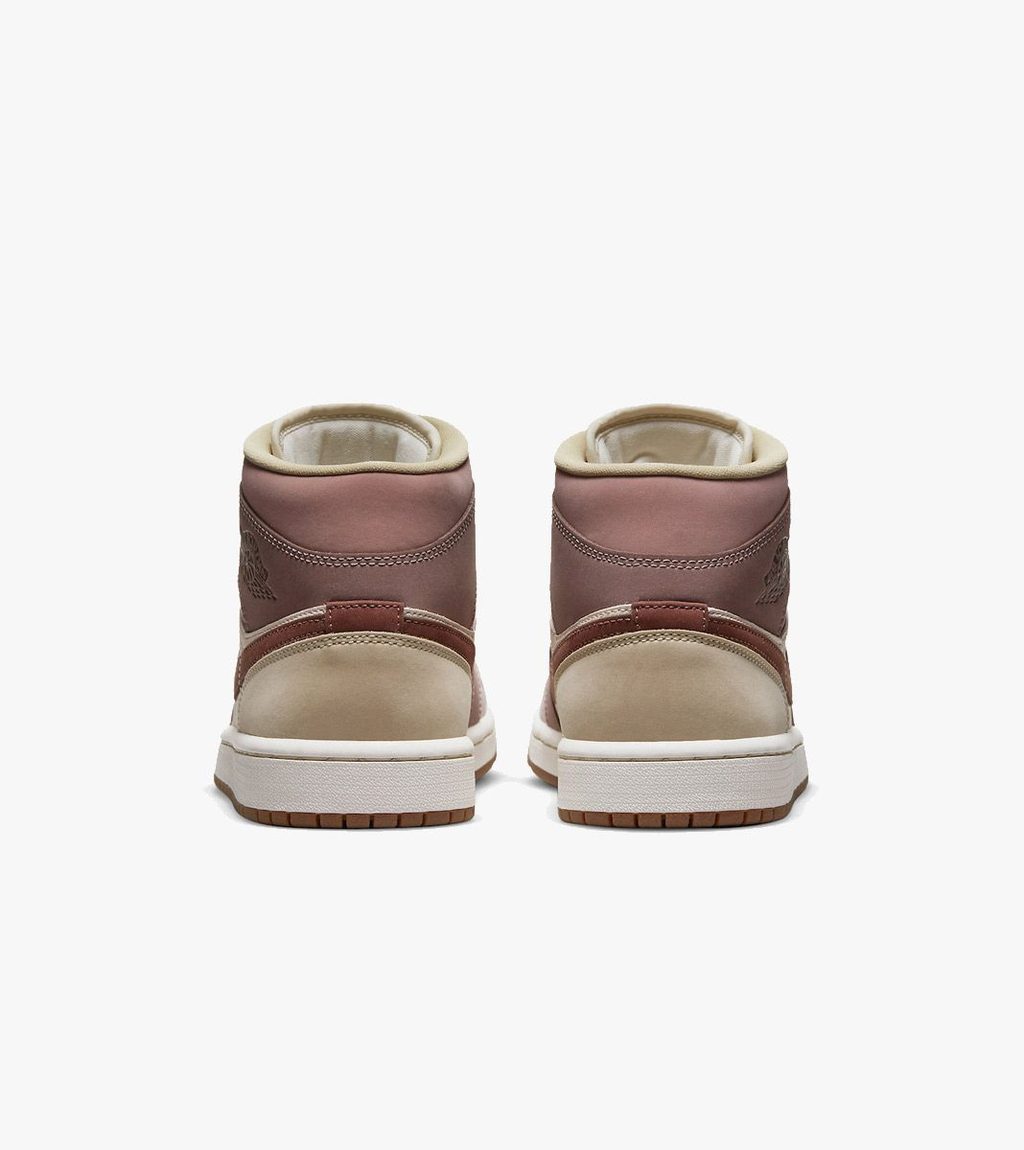 Oranssi WMNS AIR JORDAN 1 MID SE