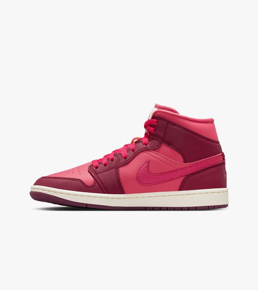 Punainen WMNS AIR JORDAN 1 MID SE
