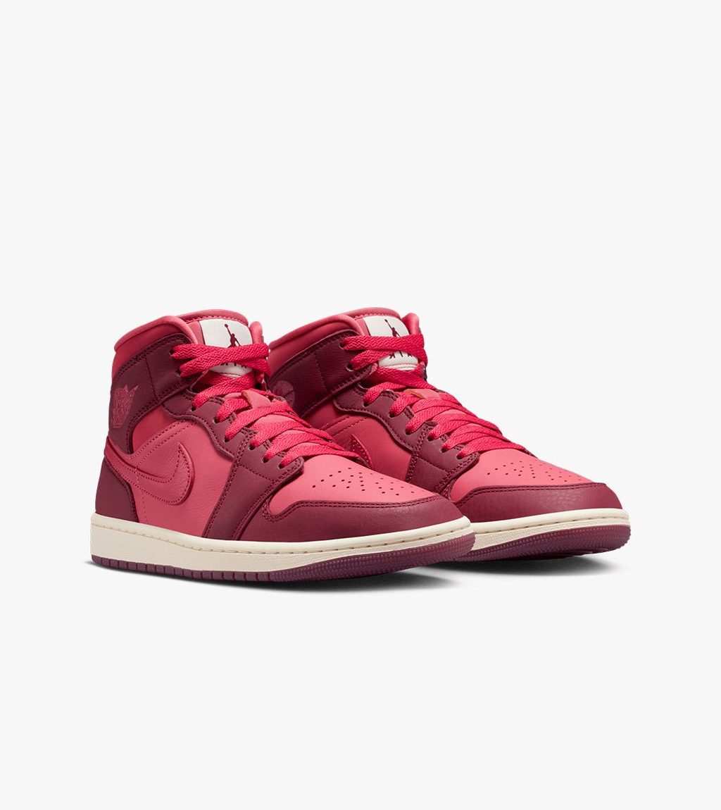 Punainen WMNS AIR JORDAN 1 MID SE