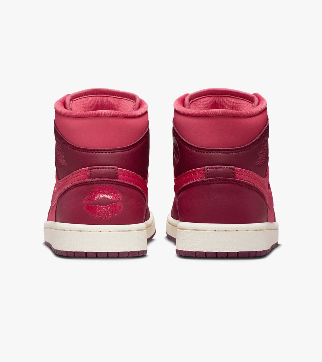 Punainen WMNS AIR JORDAN 1 MID SE