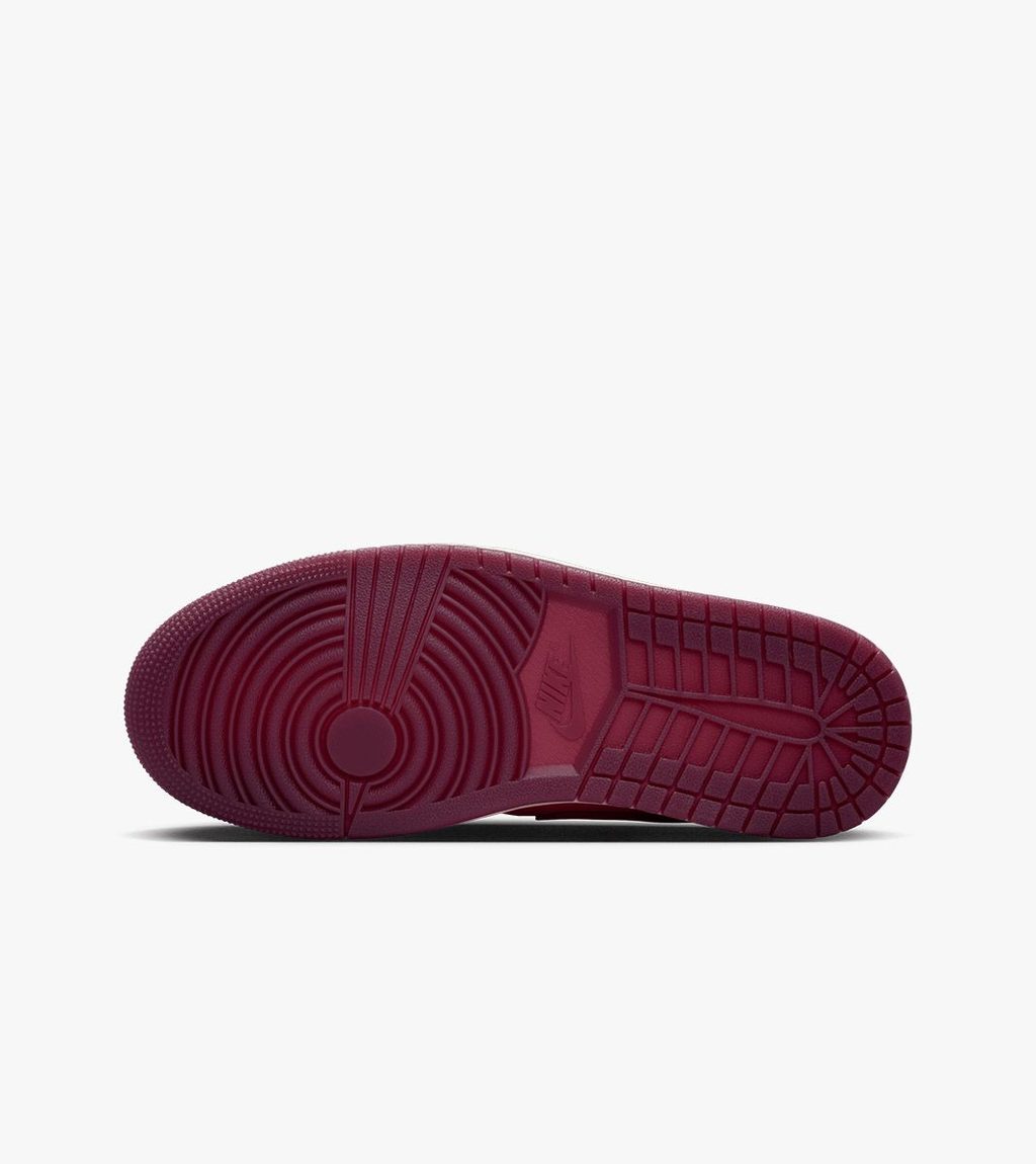 Punainen WMNS AIR JORDAN 1 MID SE