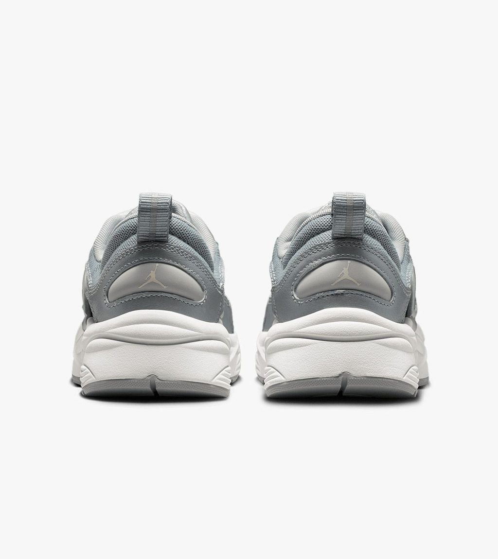 Pelēka WMNS JORDAN TRUNNER O/S