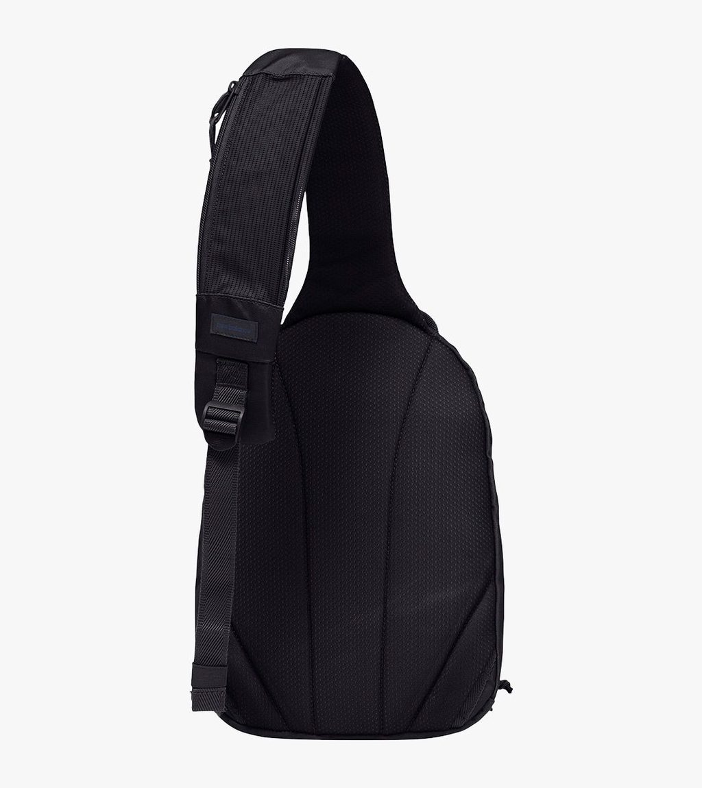 Melna ATHLETICS SLING BAG