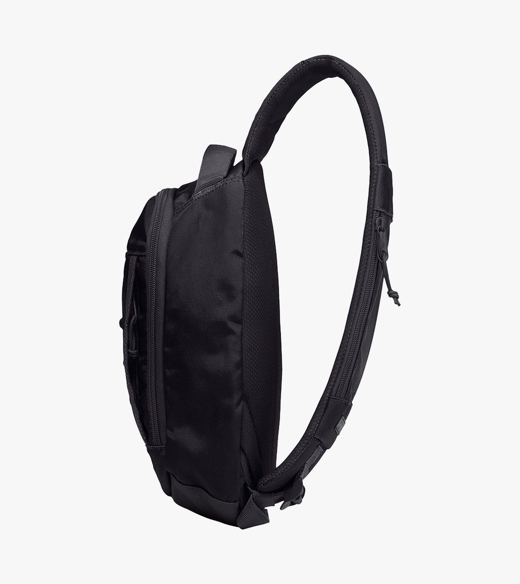 Melna ATHLETICS SLING BAG