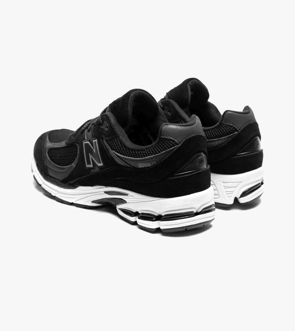 Black NEW BALANCE 2002R