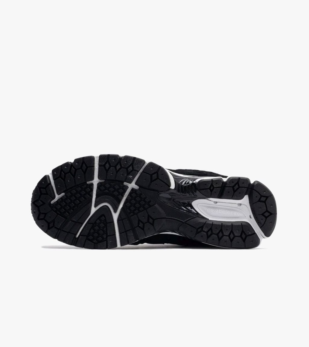 Black NEW BALANCE 2002R
