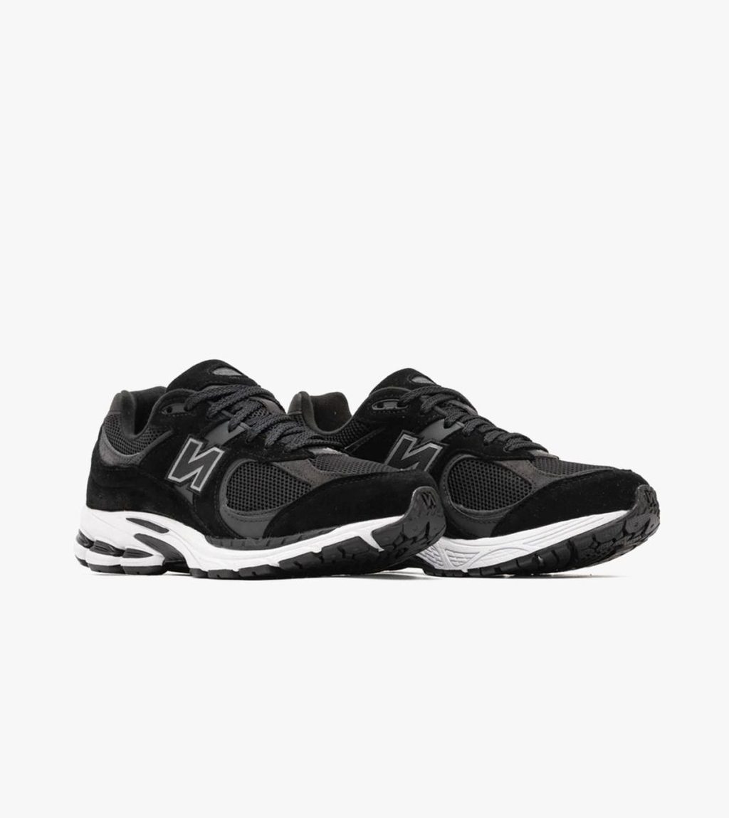 Black NEW BALANCE 2002R