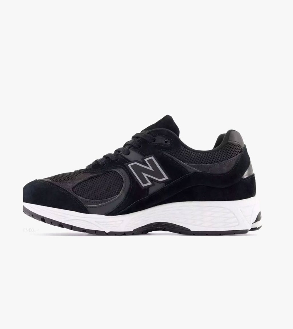 Black NEW BALANCE 2002R