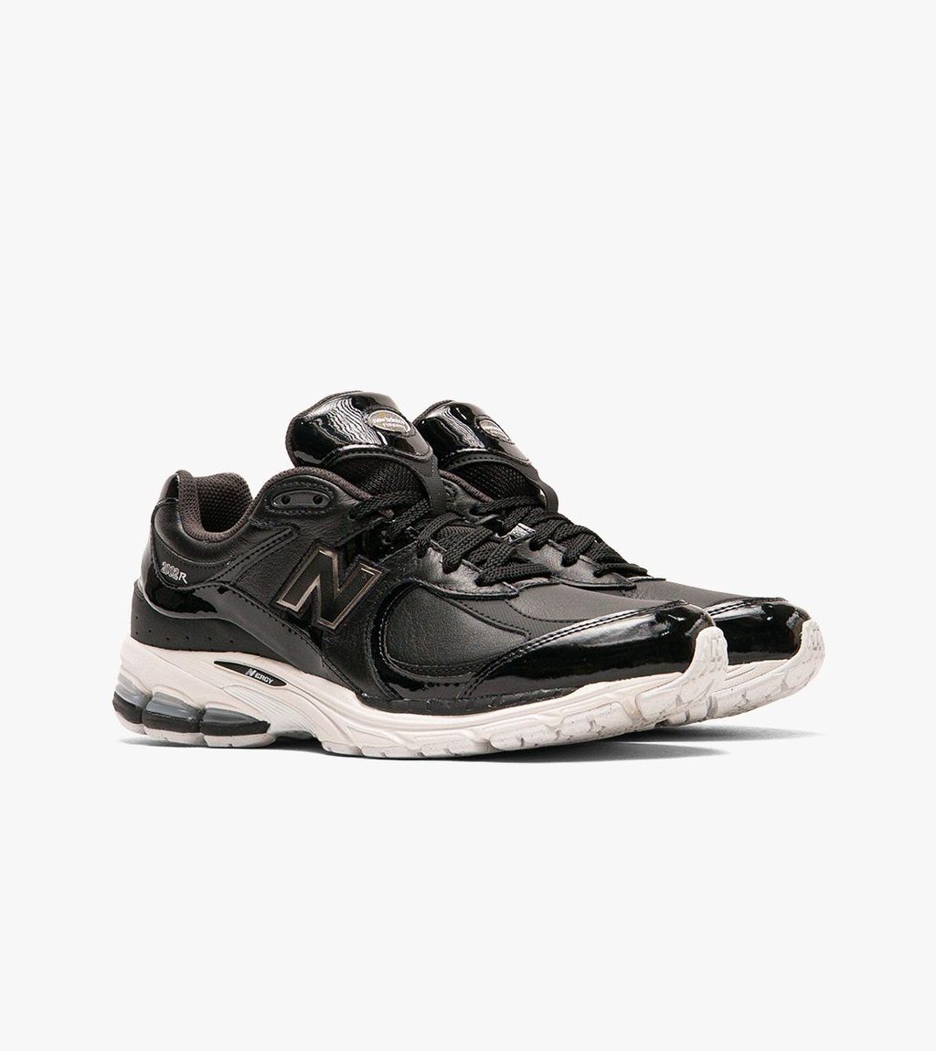 Juoda New balance 2002r