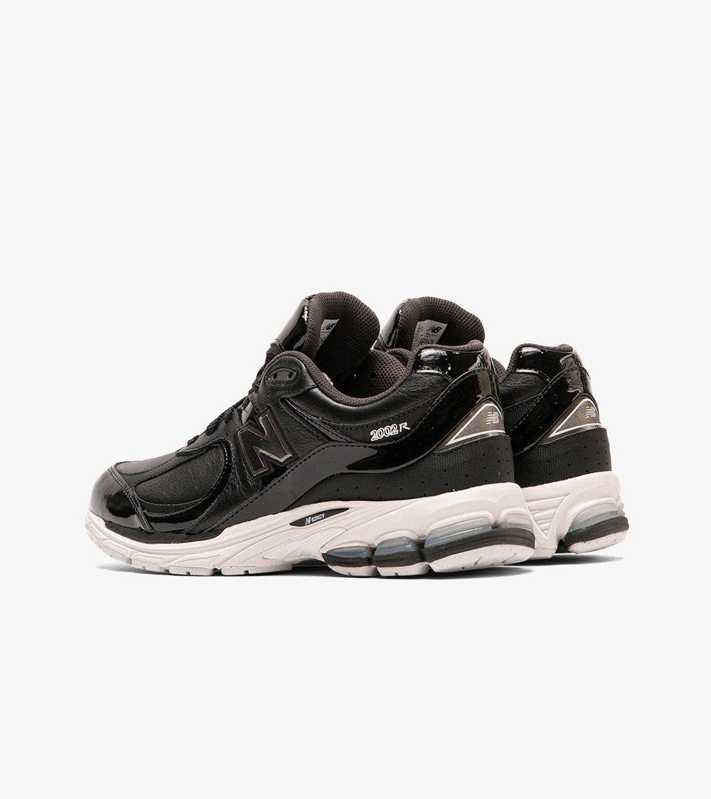 Juoda New balance 2002r