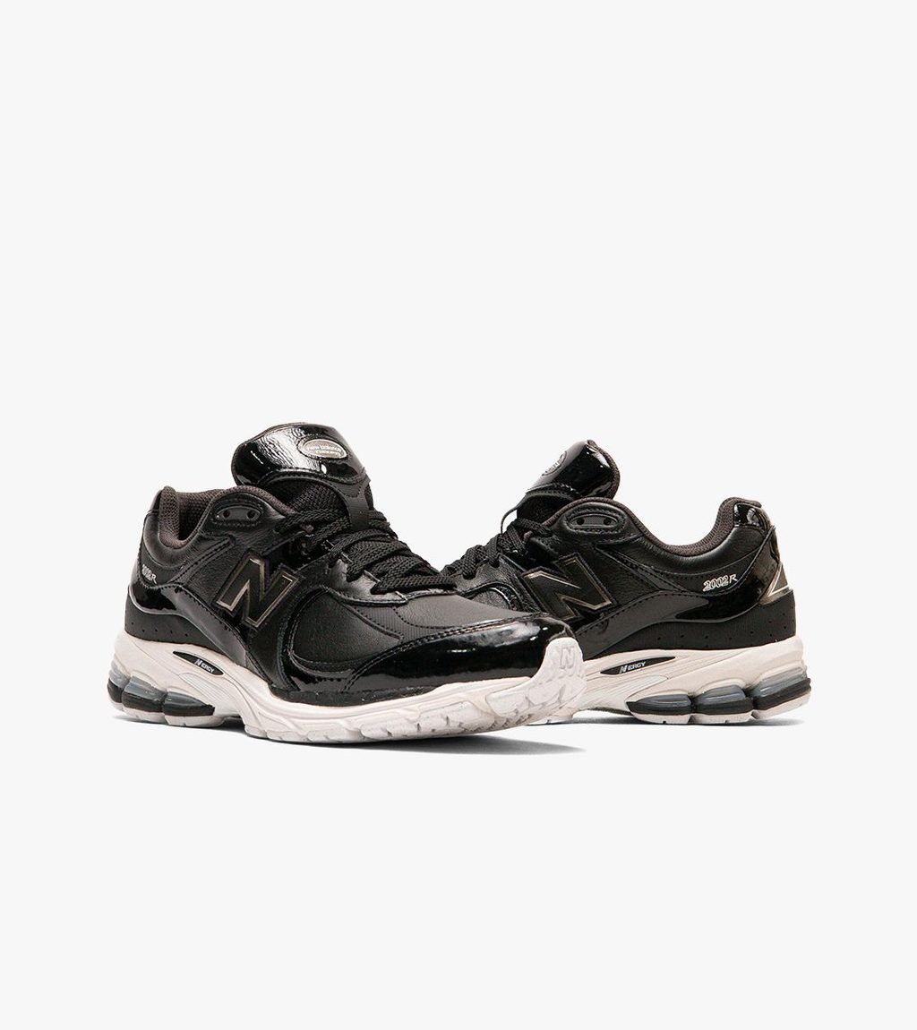 Juoda New balance 2002r