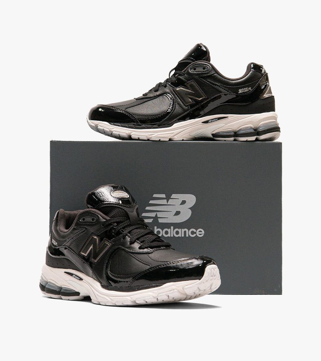 Juoda New balance 2002r