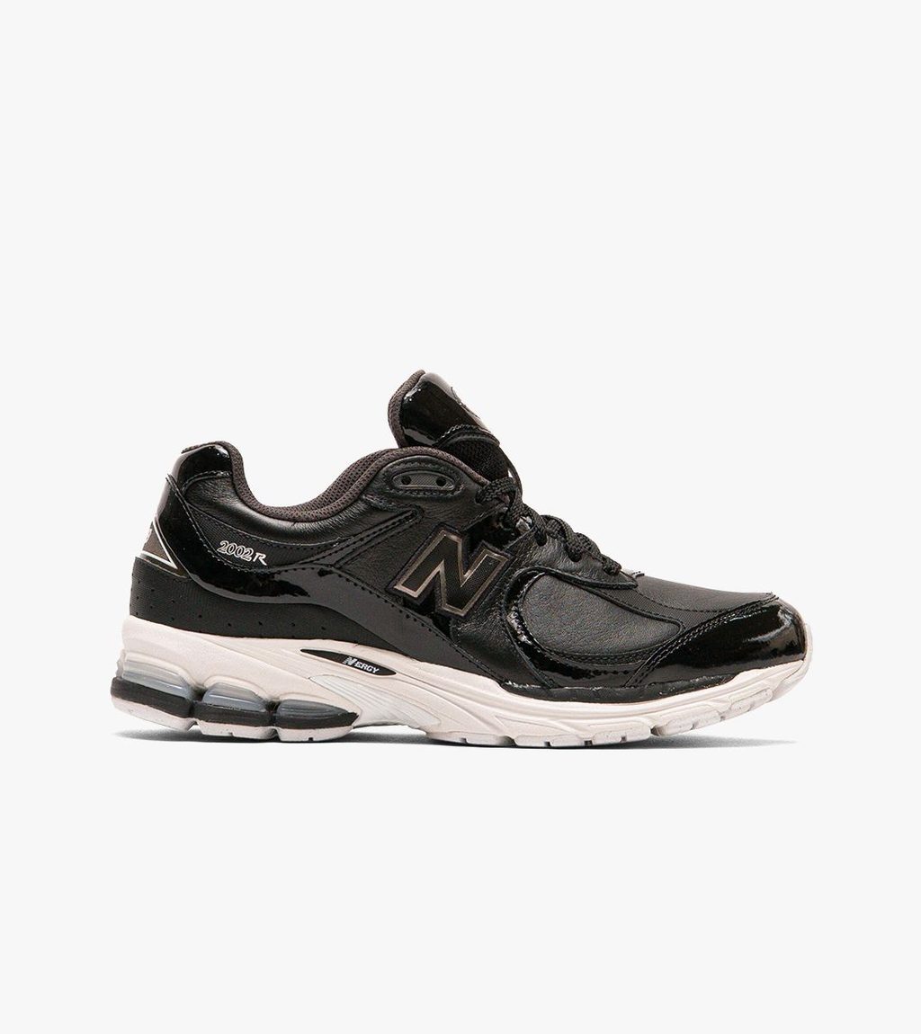 Juoda New balance 2002r