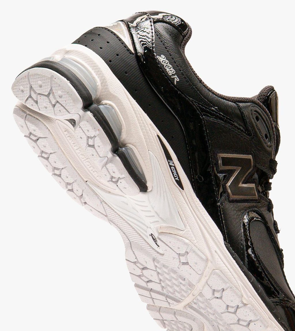 Juoda New balance 2002r