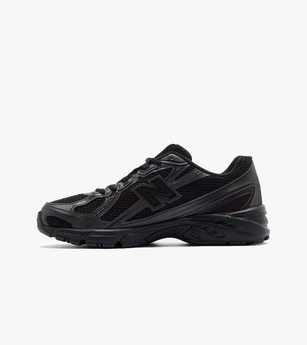 Juoda New balance 740