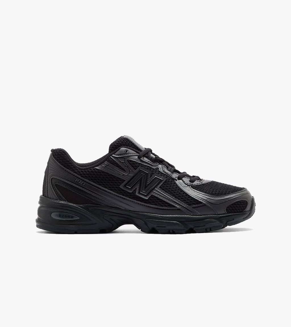 Juoda New balance 740