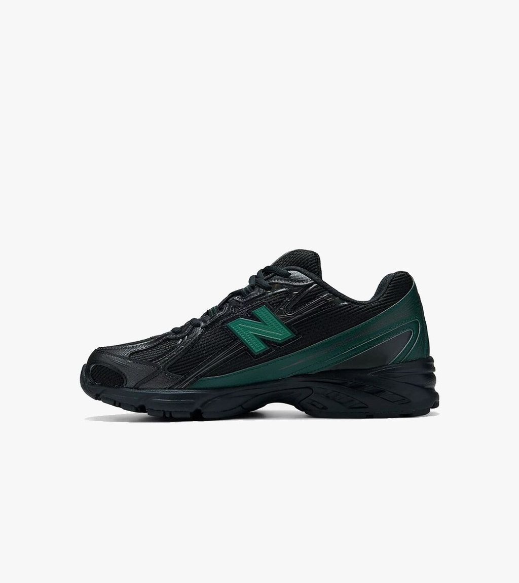 Juoda New balance 740