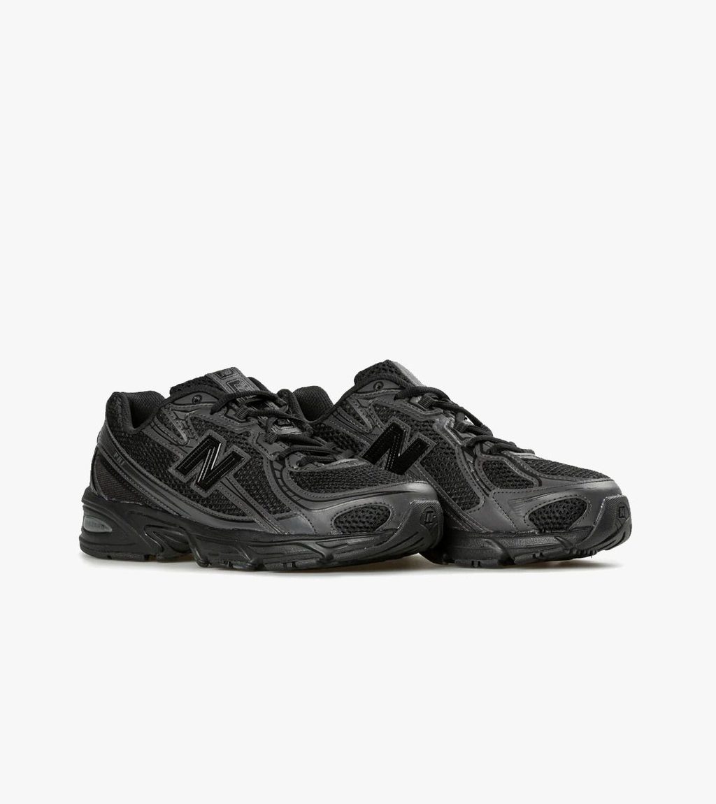 Juoda New balance 740