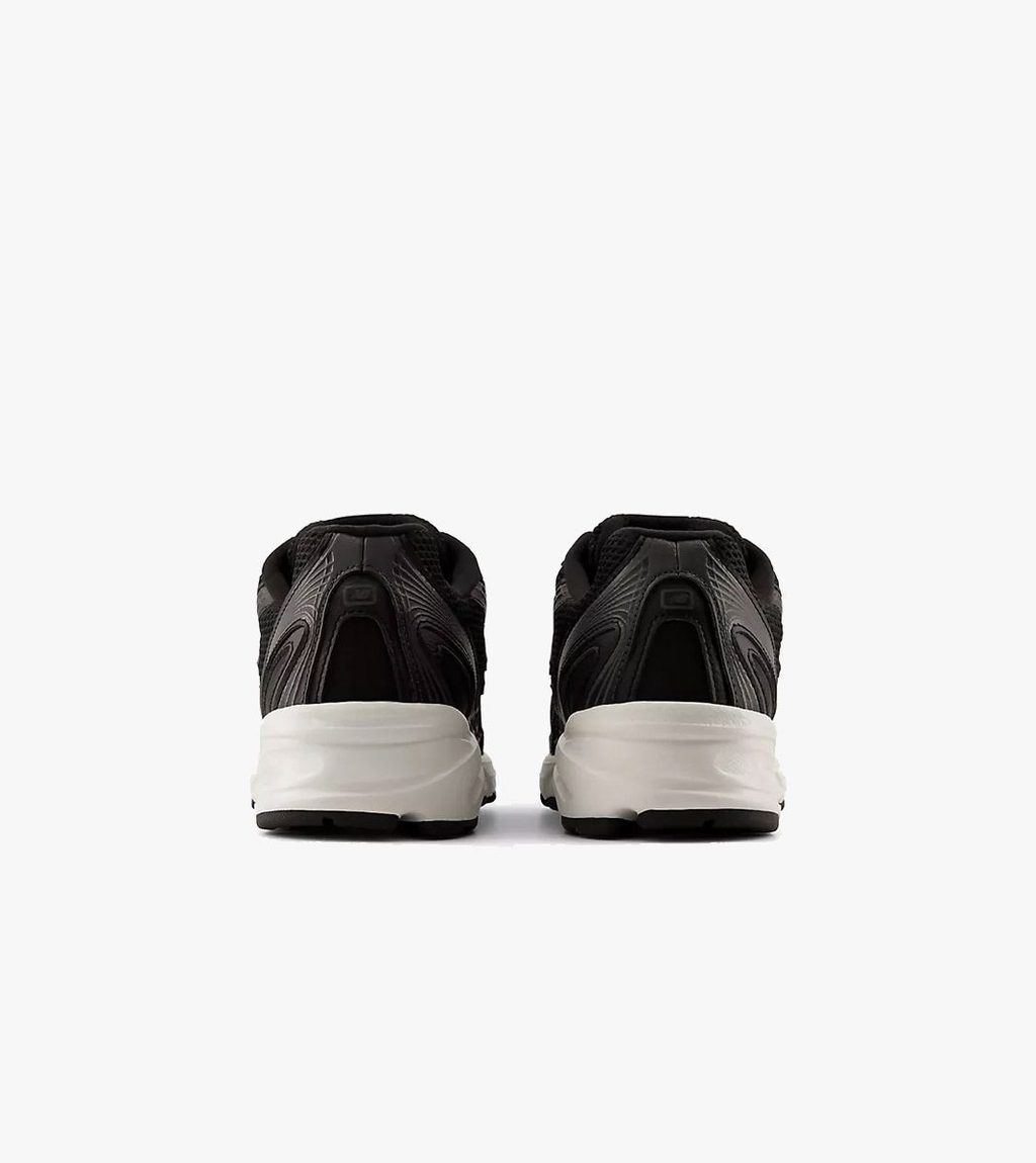 Musta NEW BALANCE 740
