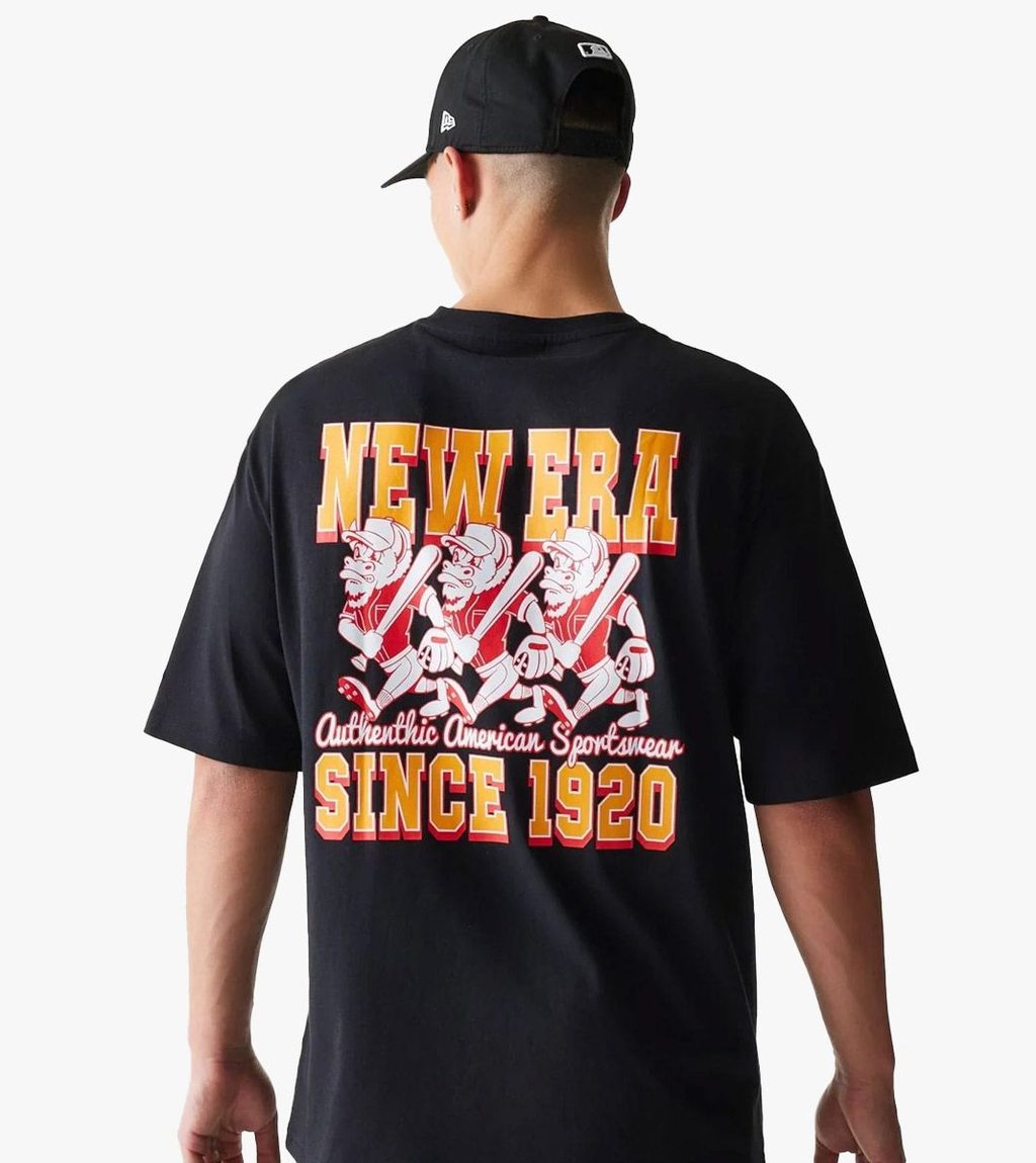 Juoda New era character graphic os tee
