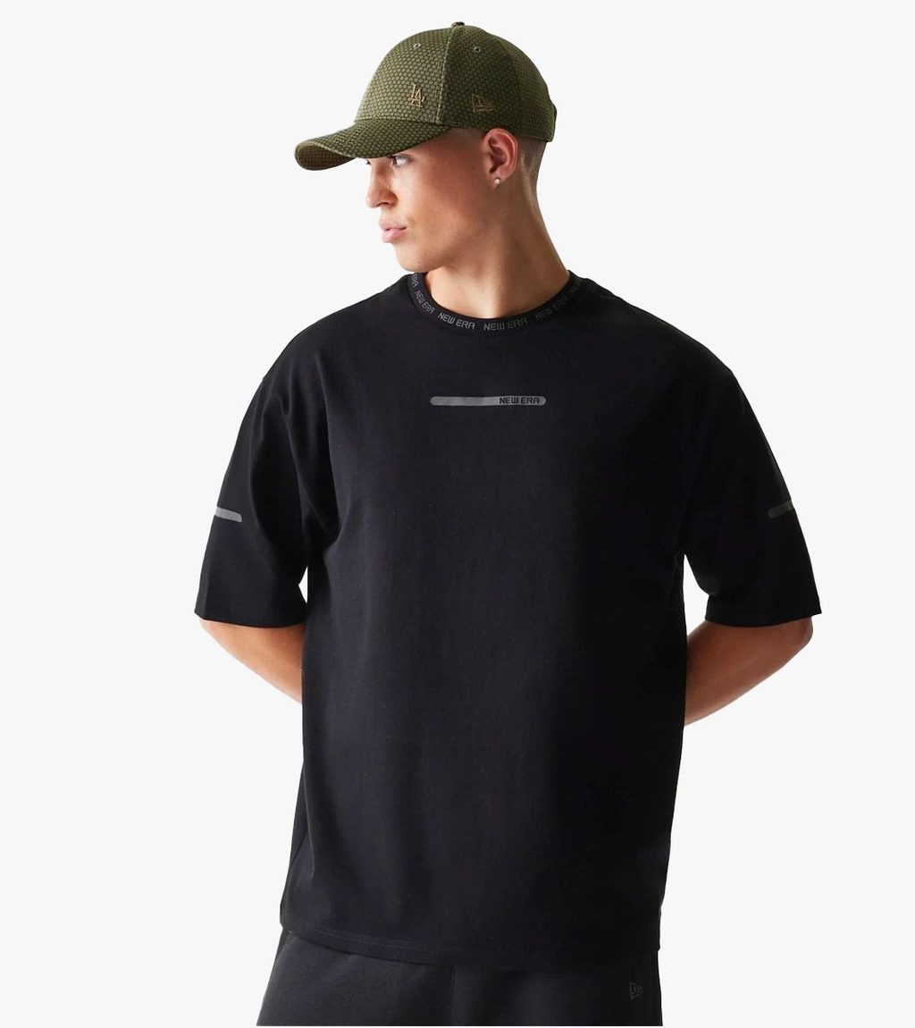 Juoda New era tech os tee