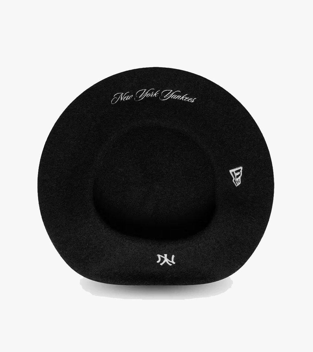 Svart Wool script beret