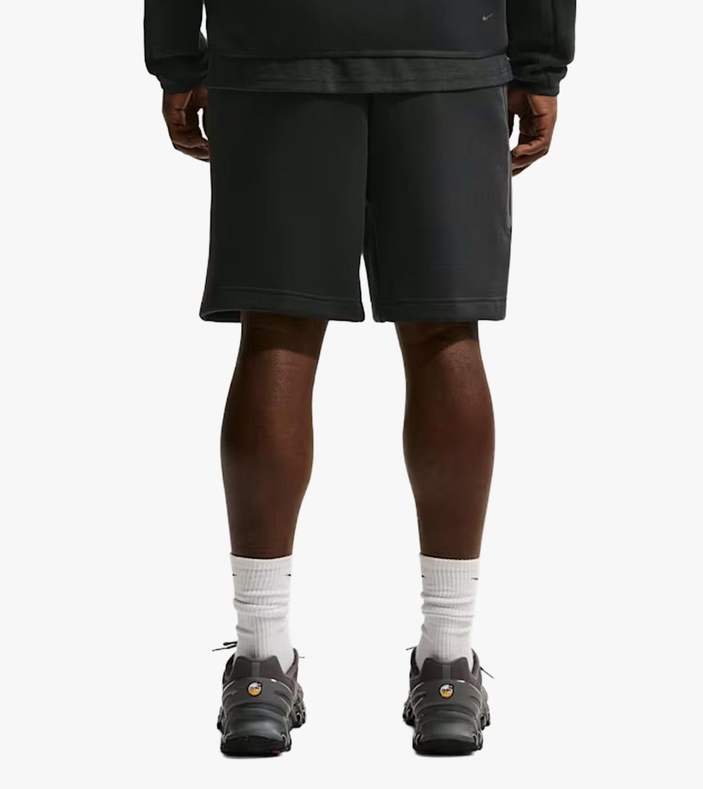 Melna M NK TECH FLC SHORT