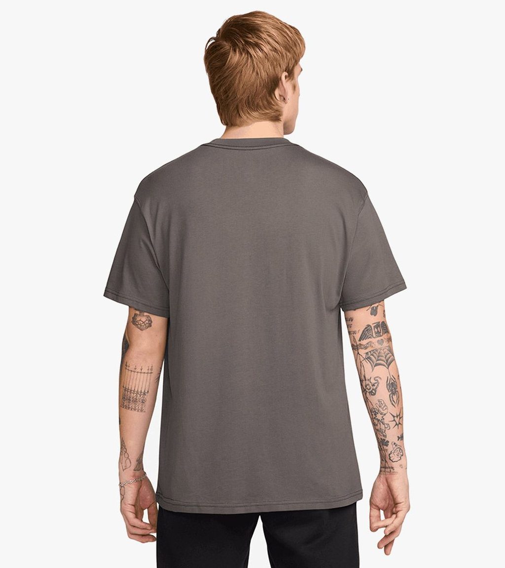 Pruun M nsw tee fw mbr cnct fa25
