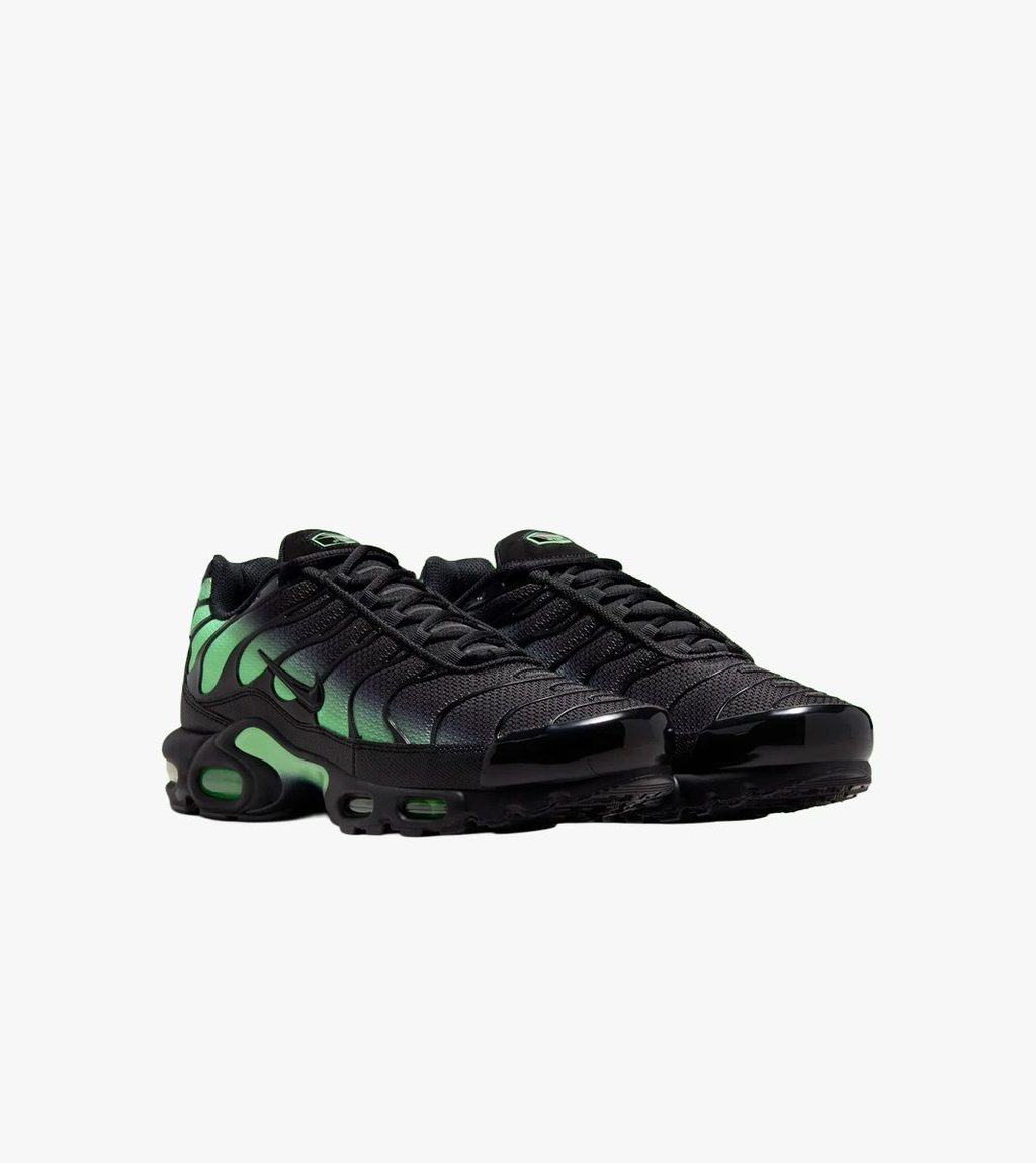 Black NIKE AIR MAX PLUS
