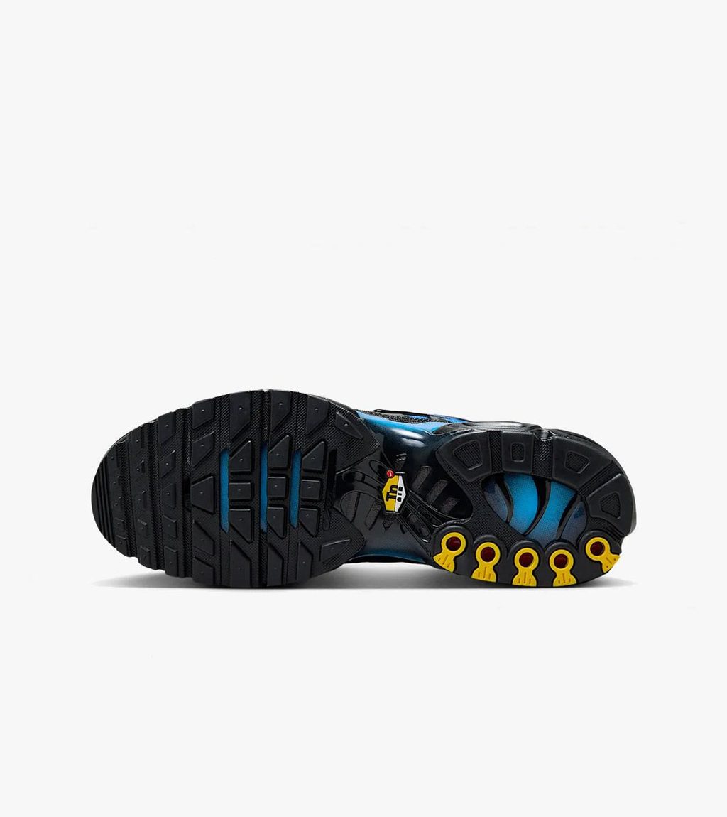 Black NIKE AIR MAX PLUS