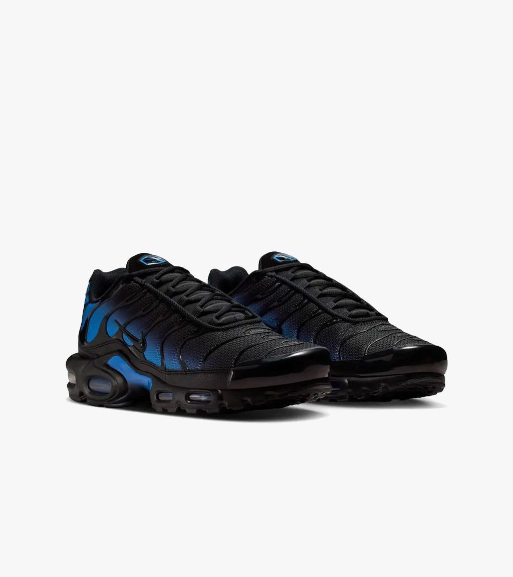 Black NIKE AIR MAX PLUS