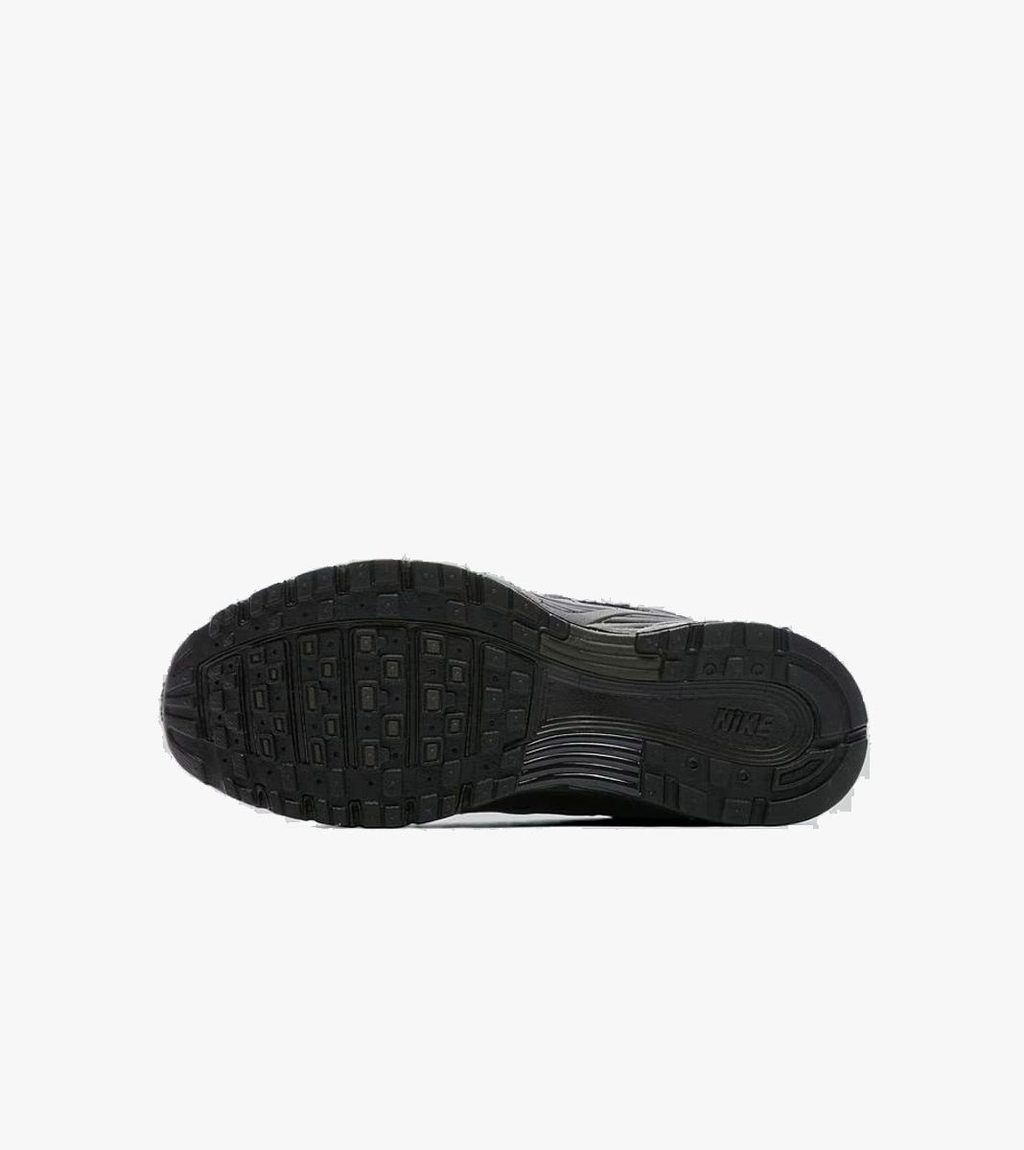Grått Nike p-6000