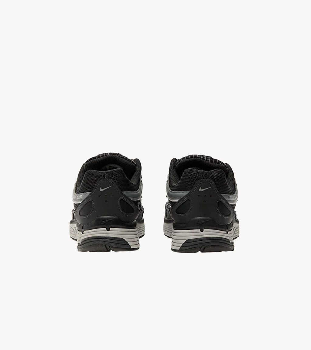 Grått Nike p-6000