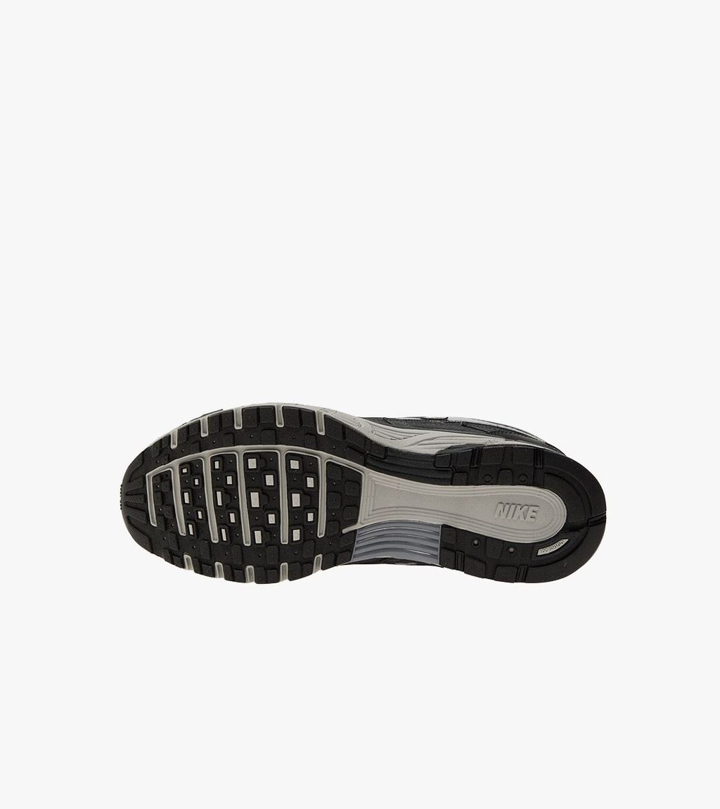 Grått Nike p-6000