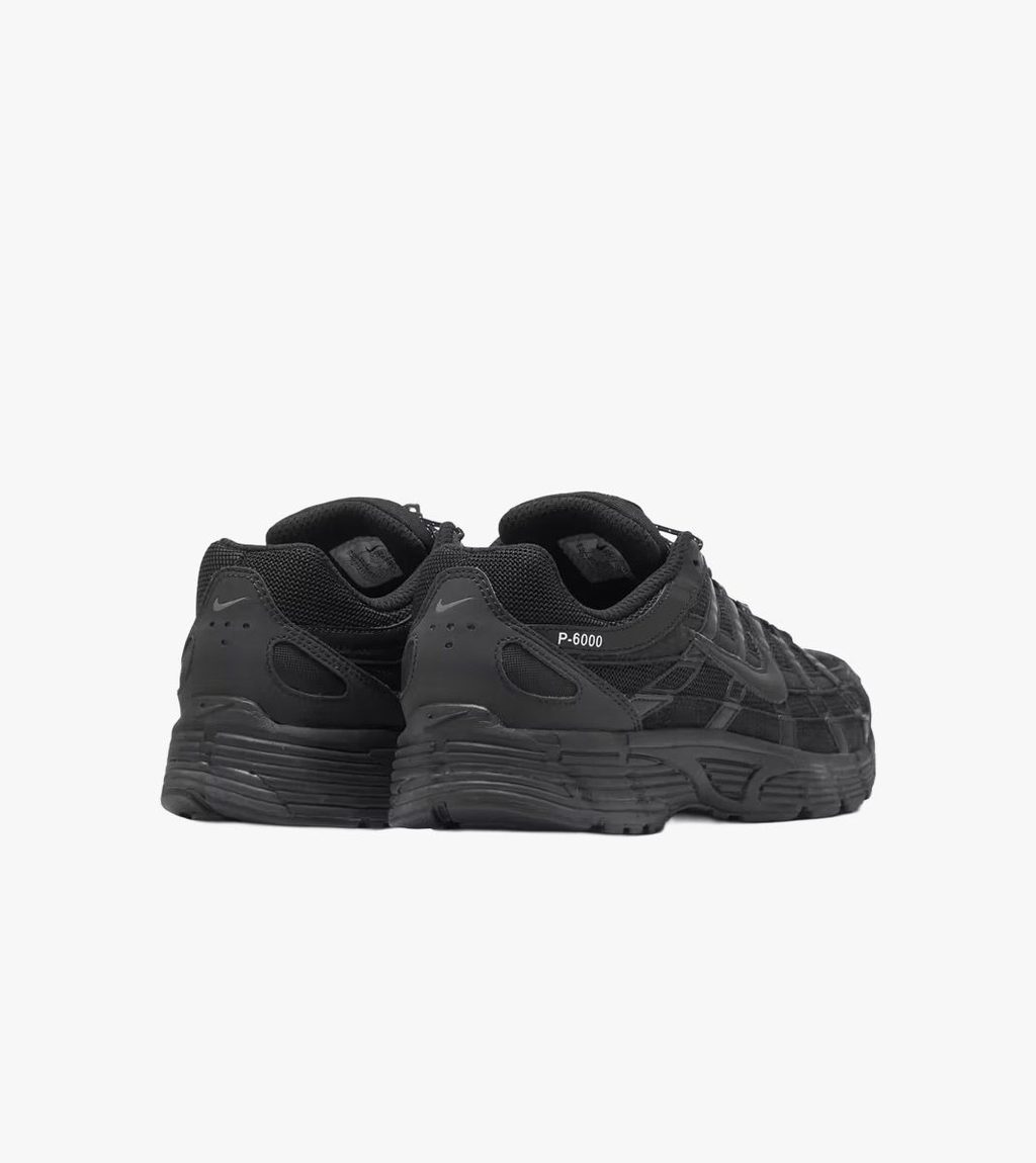 Grått Nike p-6000