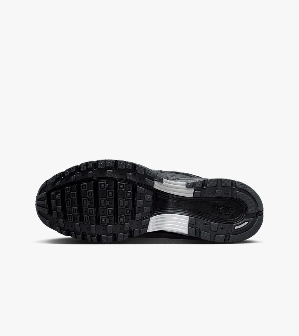 Svart Nike p-6000 se