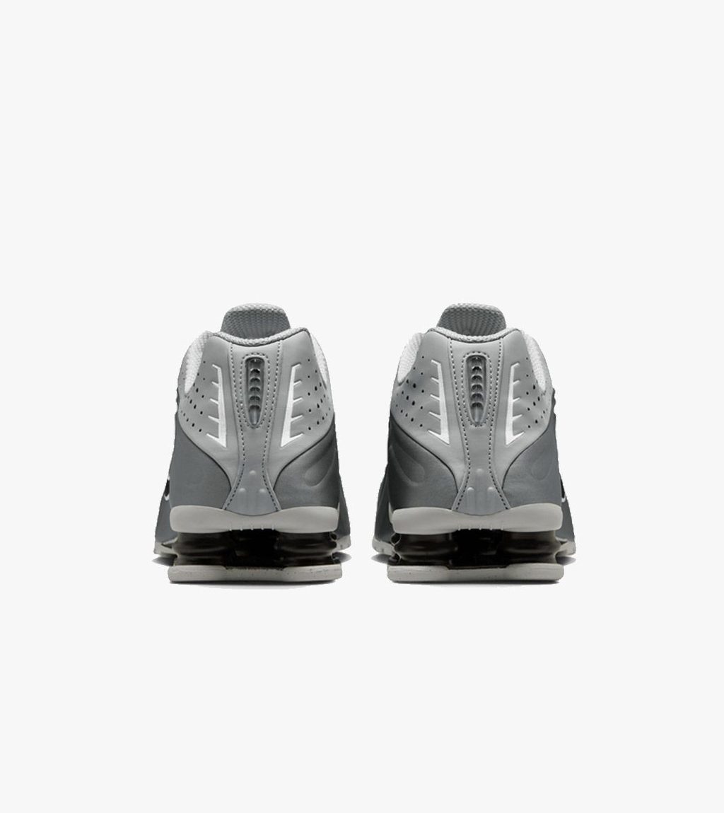 Grått Nike shox r4